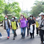 「挑水古道」赏桐花 走出户外登山健身