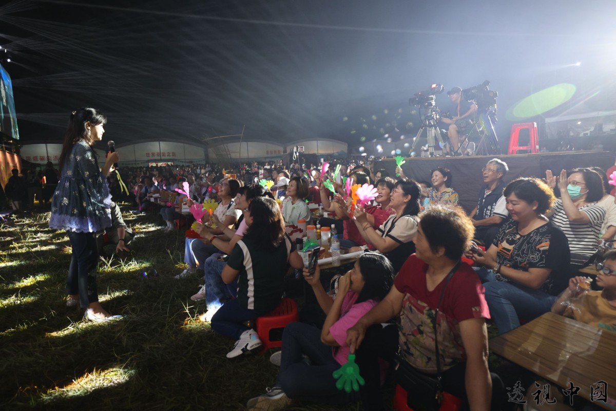 民歌之夜再現青春回憶 南投茶博會人潮洶湧-透视中国